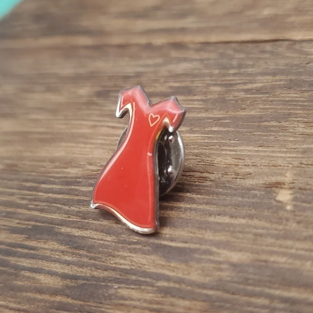 Little red‎ dress vintage pin B527